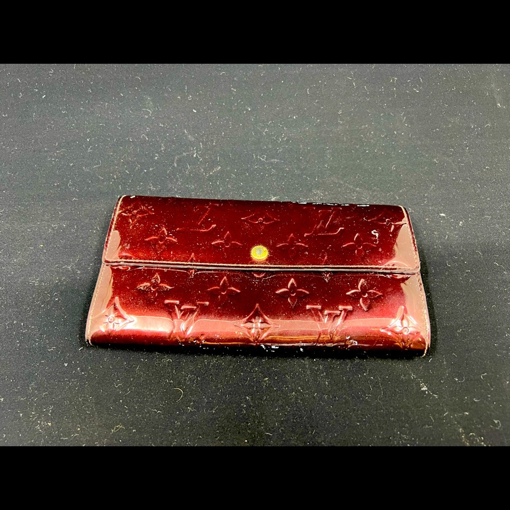 LOUIS VUITTON
Vernis Sarah Wallet leather monogram